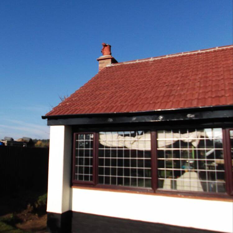 dragon_chimney_pot_on_roof